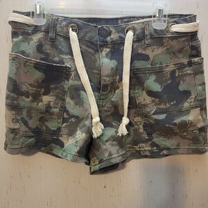 Juniors Camo Shorts Size 9 Excellent Condition Green Camouflage Pockets